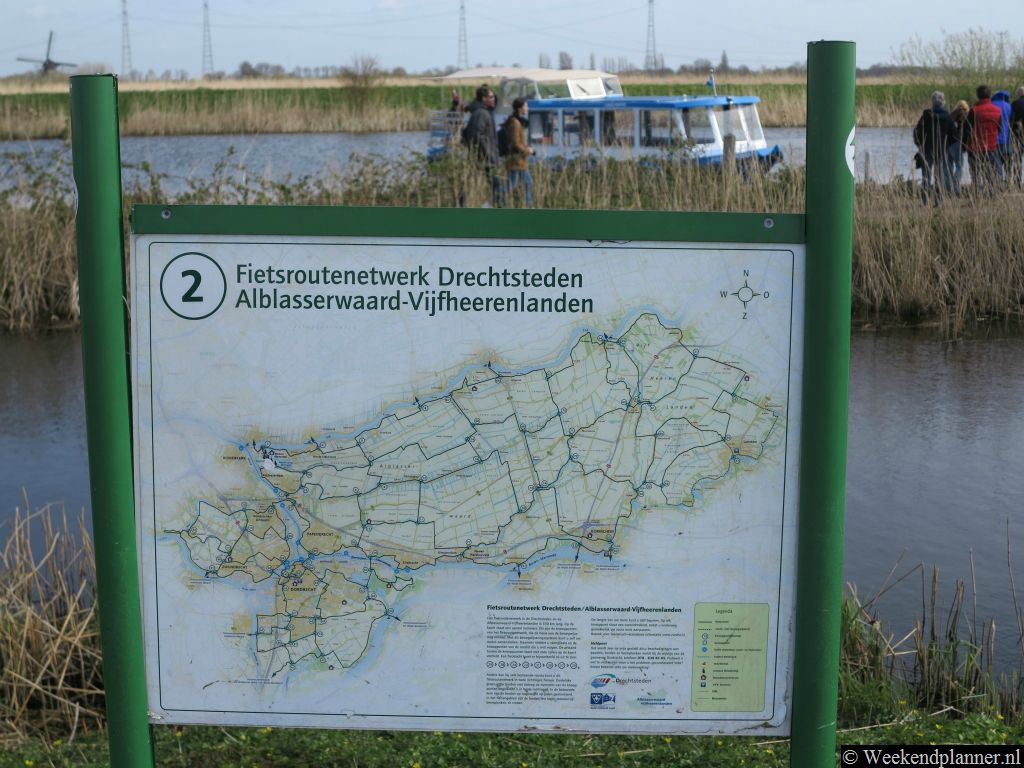 Tussen Kinderdijk en Alblasserdam ligt een netwerk van paden waar je kunt fietsen. Tip: Een fietstocht op een elektrische fiets.